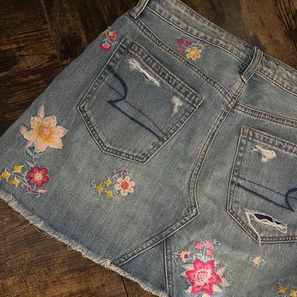American Eagle | Floral Embroidered Jean Skirt | Button Fly | 0 - Picture 4 of 8